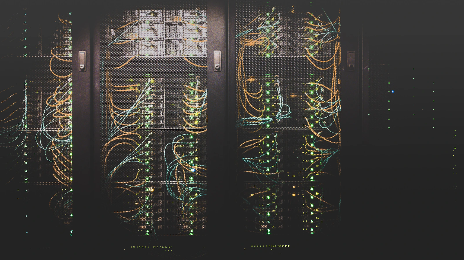 Fileiras de servidores em um data center com iluminação fria
